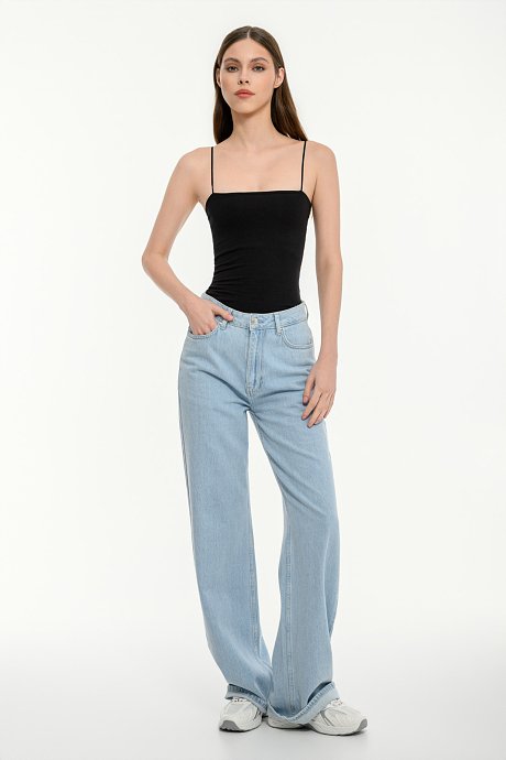 Sleeveless basic top with square neckline
