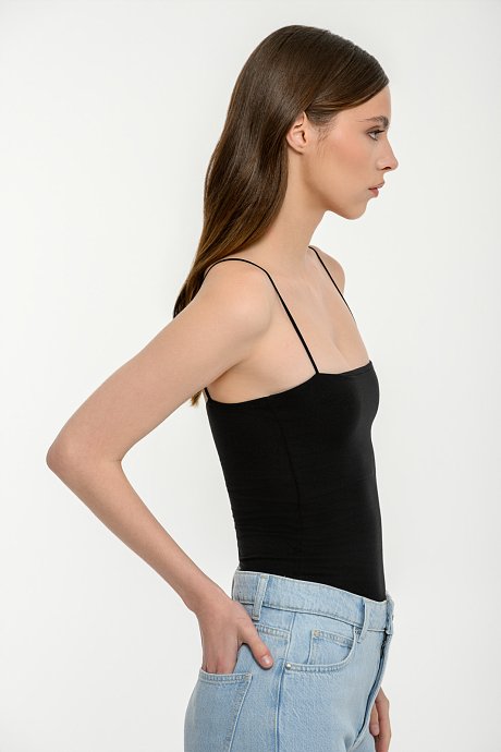 Sleeveless basic top with square neckline