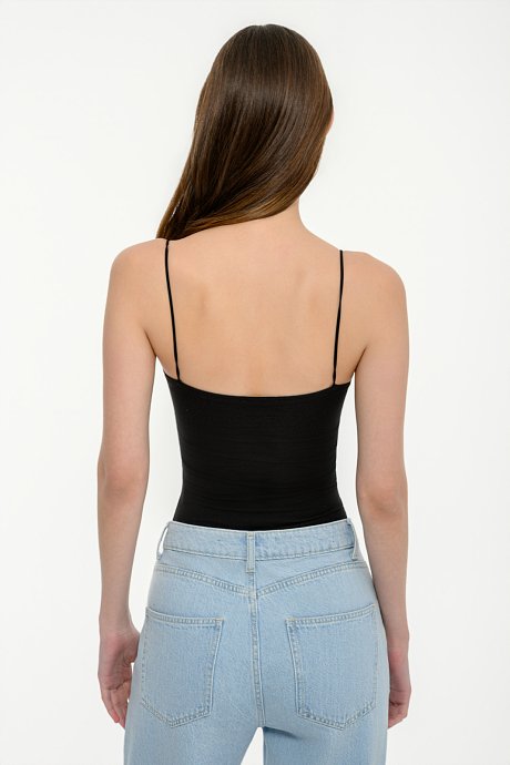 Sleeveless basic top with square neckline