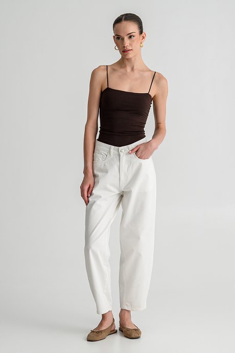 Sleeveless basic top with square neckline