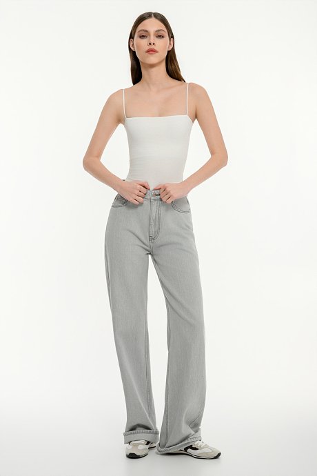 Sleeveless basic top with square neckline