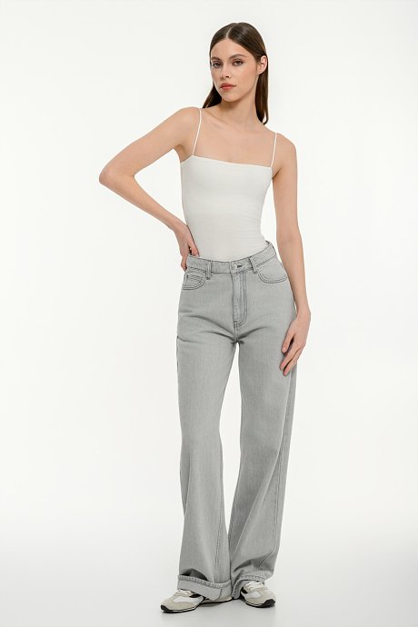 Sleeveless basic top with square neckline