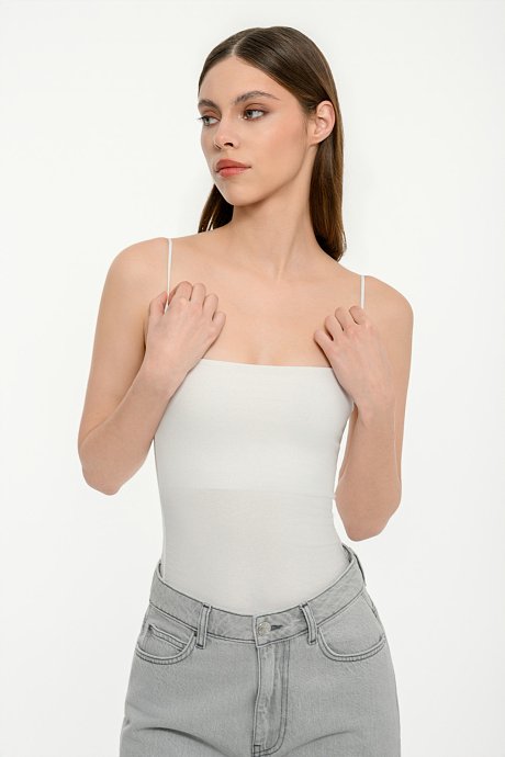 Sleeveless basic top with square neckline