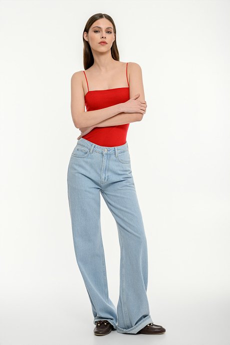 Sleeveless basic top with square neckline