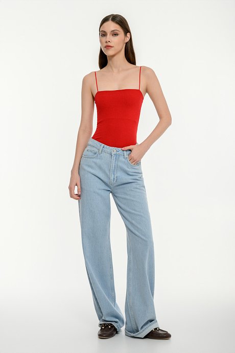 Sleeveless basic top with square neckline