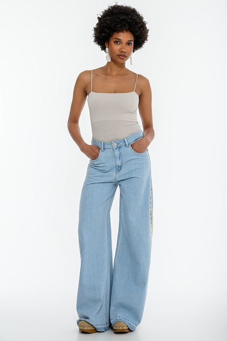 Sleeveless basic top with square neckline