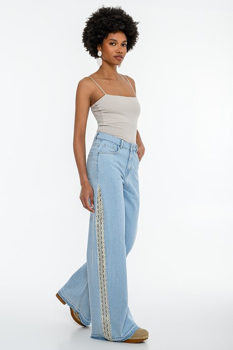 Sleeveless basic top with square neckline