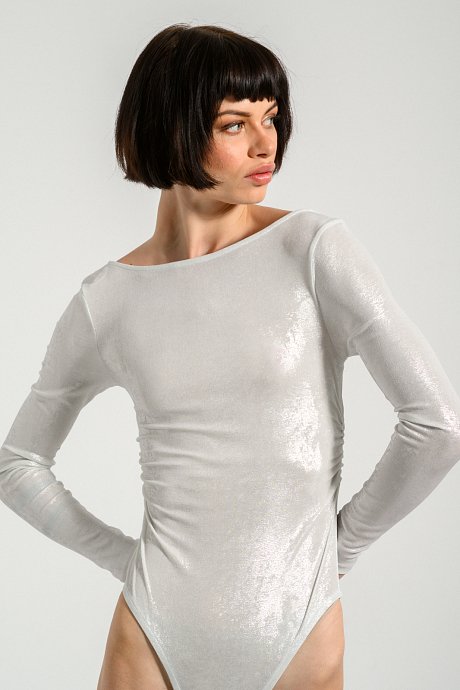 Bodysuit with shinny effect and low back