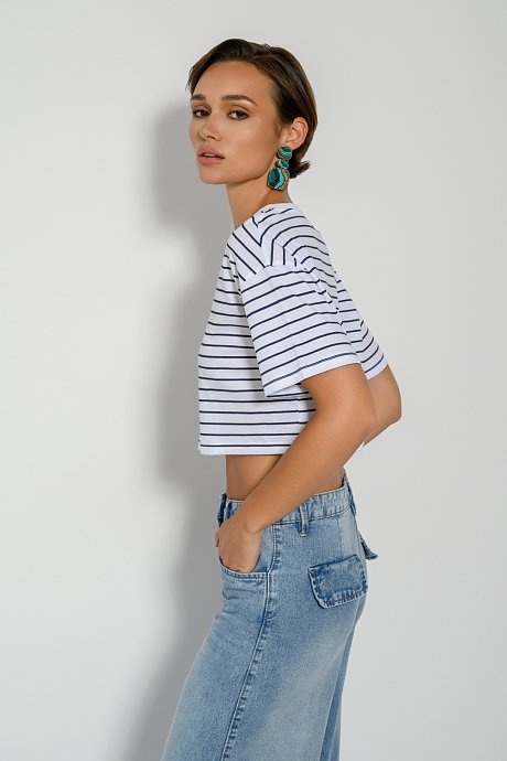 Cropped top with round neckline with stripes
