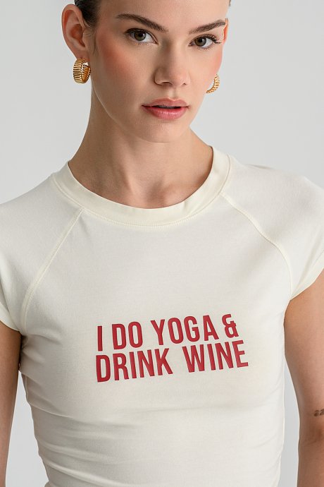 Εφαρμοστό κροπ t-shirt με print