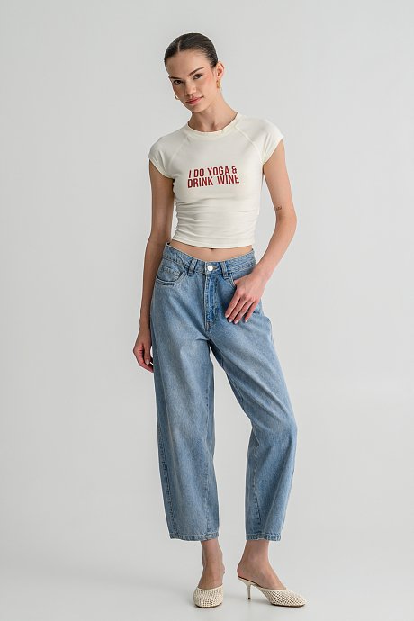 Εφαρμοστό κροπ t-shirt με print
