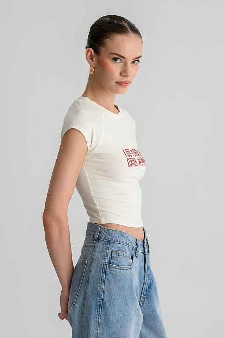 Εφαρμοστό κροπ t-shirt με print