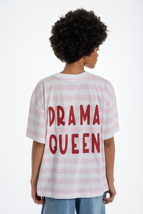 Oversized ριγέ t-shirt με τύπωμα στην πλάτη