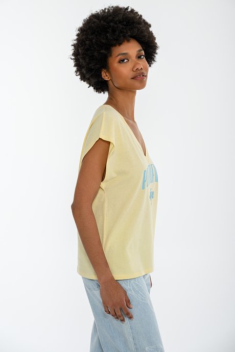 T-shirt με τύπωμα και V λαιμόκοψη