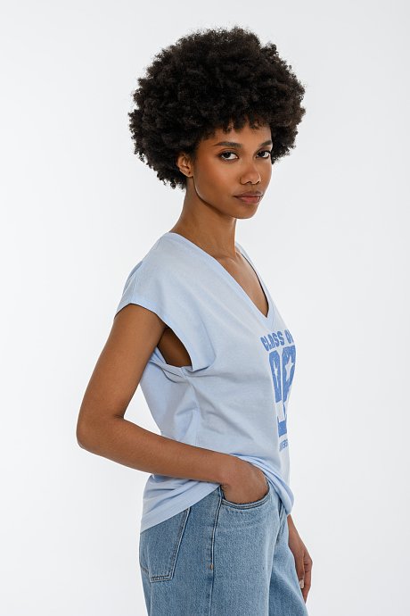 T-shirt με τύπωμα και V λαιμόκοψη