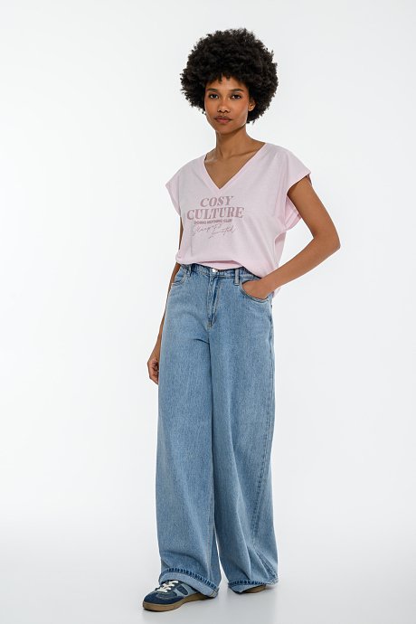 T-shirt με τύπωμα και V λαιμόκοψη