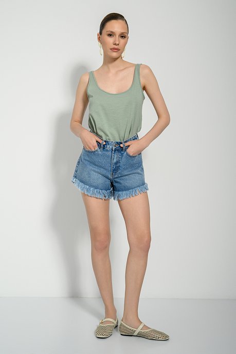 Basic sleeveless blouse