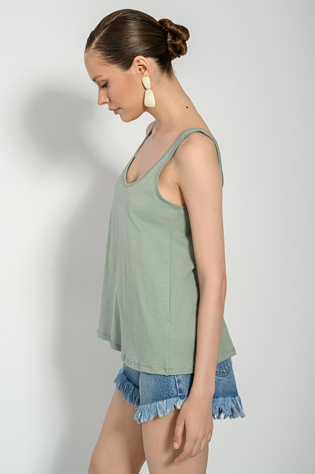 Basic sleeveless blouse