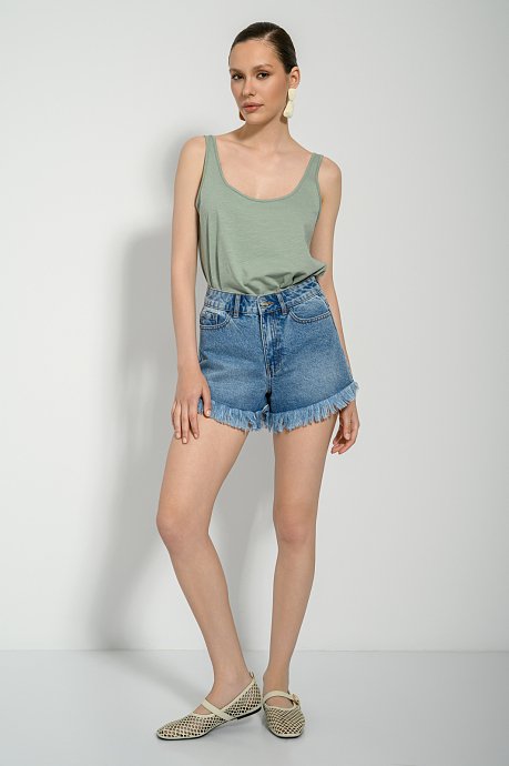 Basic sleeveless blouse