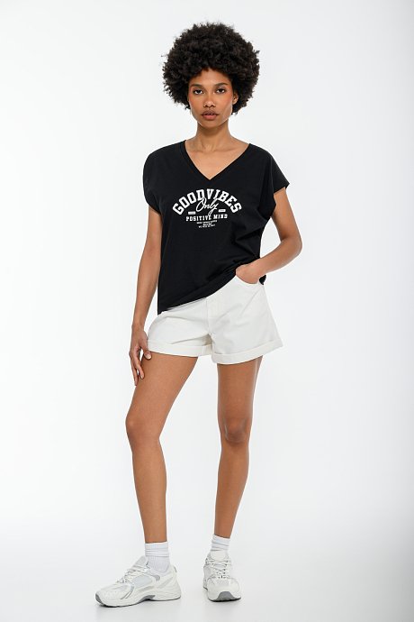T-shirt με τύπωμα και V λαιμόκοψη