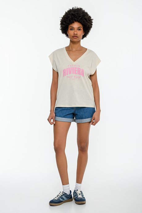 T-shirt με τύπωμα και V λαιμόκοψη