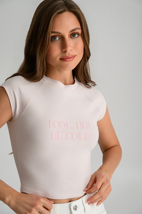 Εφαρμοστό κροπ t-shirt με print