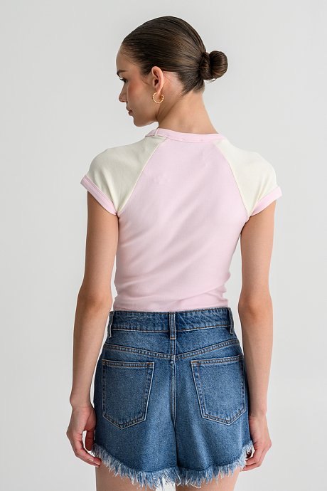 Εφαρμοστό κροπ t-shirt με print