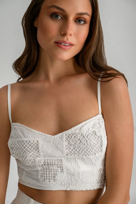 Κροπ τοπ με κεντητό κροσέ σχέδιο