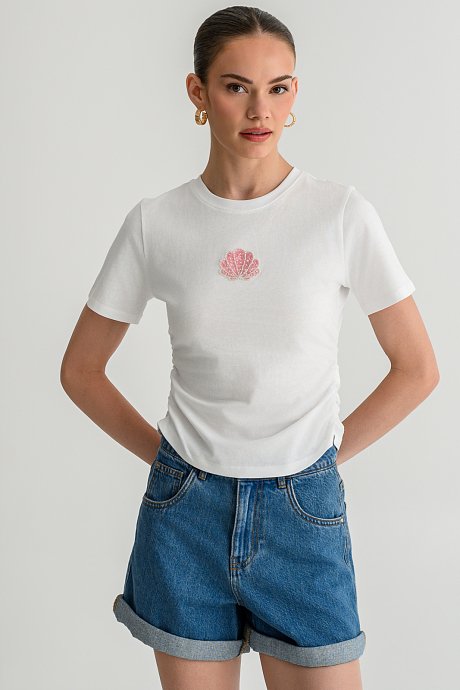 Μεσάτο t-shirt με σχέδιο κοχύλι και σούρες