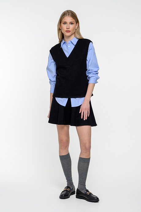 Vest top with V neckline and soft sense