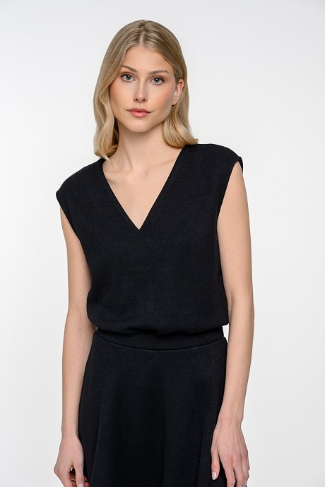 Vest top with V neckline and soft sense