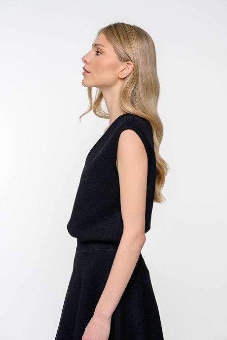 Vest top with V neckline and soft sense