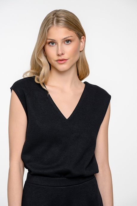 Vest top with V neckline and soft sense