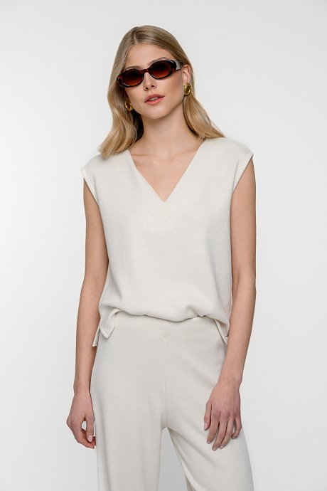 Vest top with V neckline and soft sense