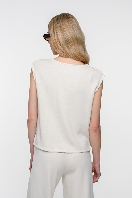 Vest top with V neckline and soft sense