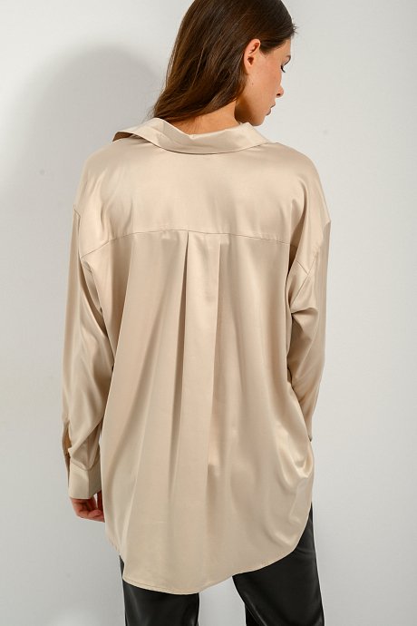 Shirt with satin effect