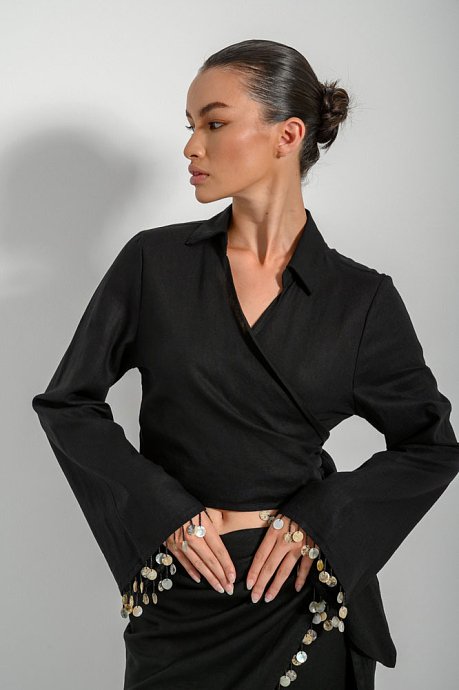 Cropped shirt with tying and details