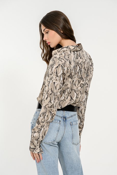 Πουκάμισο με snake print και σατινέ υφή