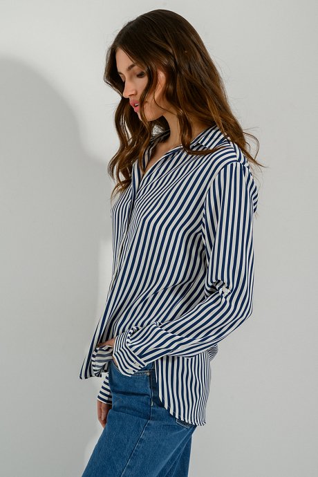 Shirt with stripes and soft sense