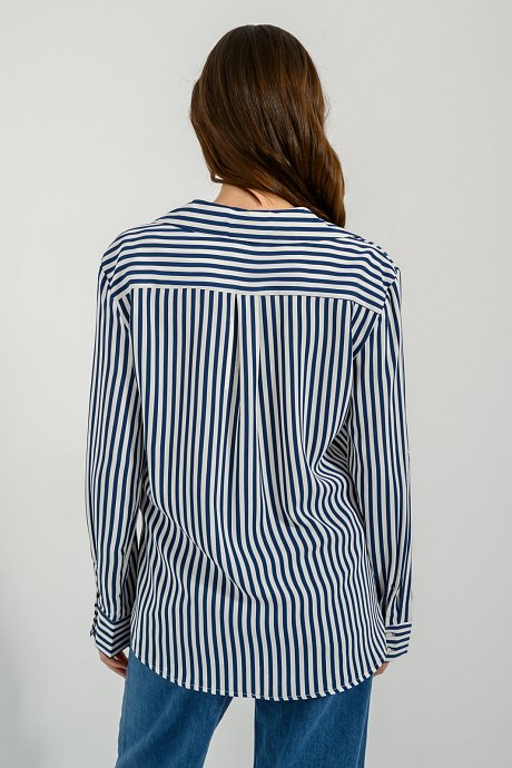 Shirt with stripes and soft sense