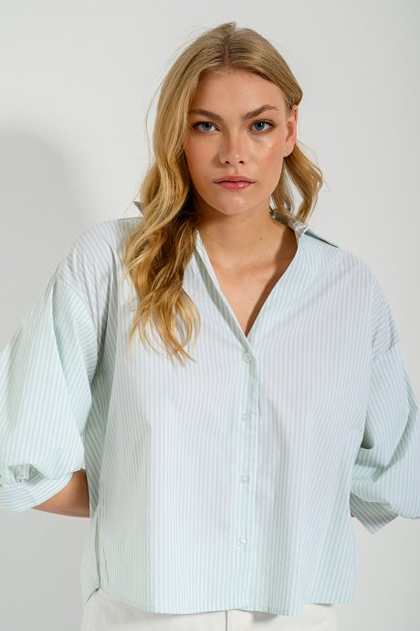Shirt with puffy sleeves and stripes