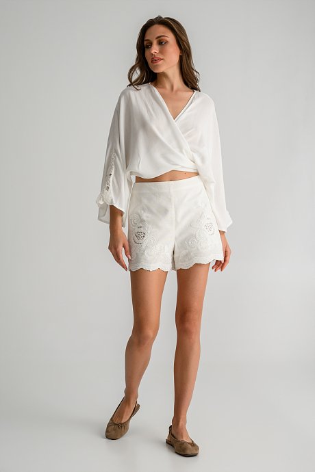 Cropped shirt with front tying and crochet sleeve detail