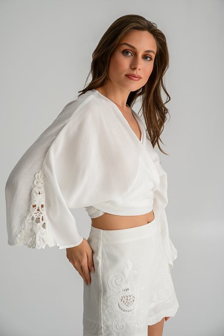 Cropped shirt with front tying and crochet sleeve detail