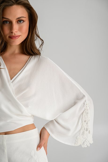 Cropped shirt with front tying and crochet sleeve detail