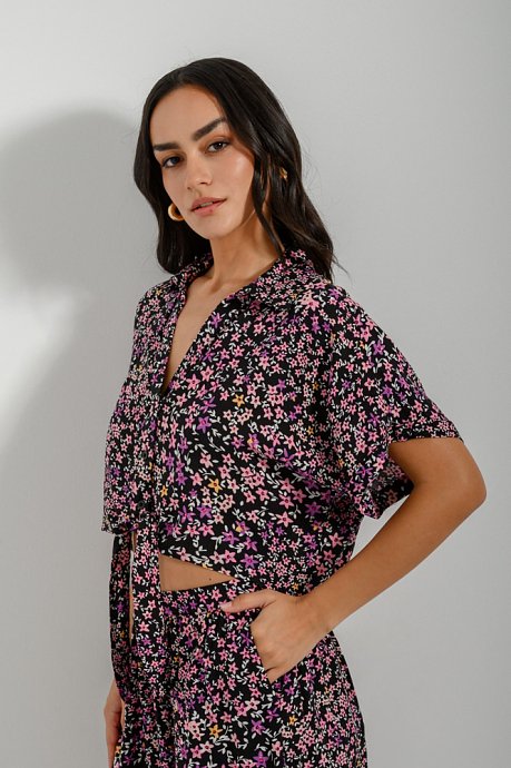 Floral cropped shirt with front tying