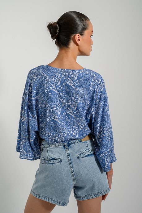 Cropped paisley shirt with tying