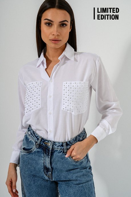 Shirt with pockets and studs