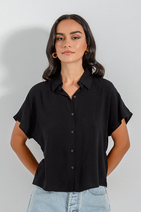 Shirt with short sleeves