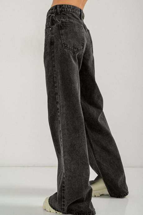 Wide leg denim with cut out ending