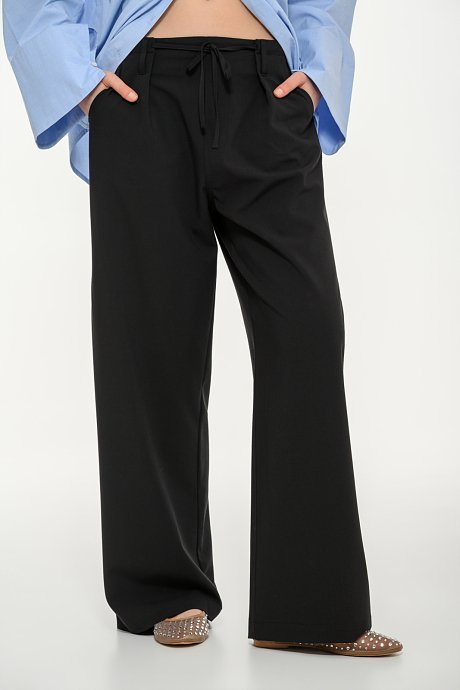 Baggy trousers with adjustable waist